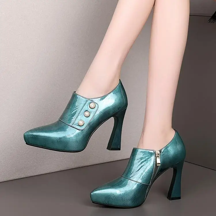 Documentary shoes pointed coarse female high-heeled shoes head layer cowhide leather in the spring and autumn short boots
Documentary shoes pointed coarse female high-heeled shoes head layer cowhide leather in the spring and autumn short boots