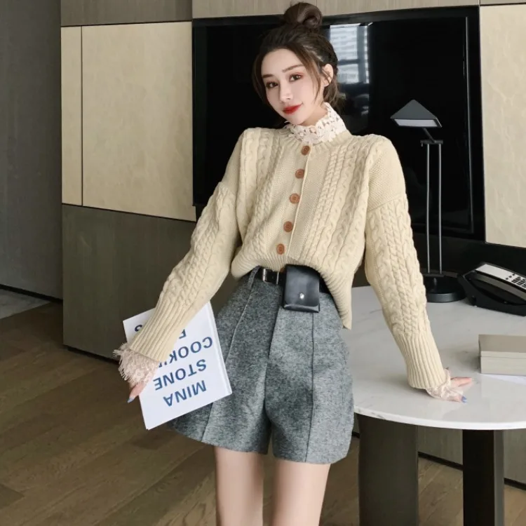Photo Shoot 2020 Retro Linen Flower Color Crew Neck Cardigan Sweater + Casual Suit Shorts + Lace Base Shirt
Photo Shoot 2020 Retro Linen Flower Color Crew Neck Cardigan Sweater + Casual Suit Shorts + Lace Base Shirt