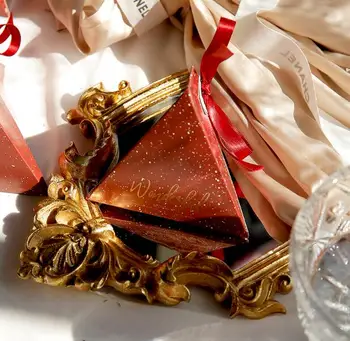 100 x New Arrival Red Triangular Pyramid Wedding Favors Candy Boxes Bomboniera Party Supplies Chocolate Box Thank You Gift Box
100 x New Arrival Red Triangular Pyramid Wedding Favors Candy Boxes Bomboniera Party Supplies Chocolate Box Thank You Gift Box
