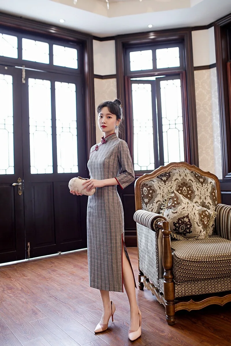 autumn new style cotton and linen national style literary improved plaid mid-length long-sleeved cheongsam traditional cheongsam 
autumn new style cotton and linen national style literary improved plaid mid-length long-sleeved cheongsam traditional cheongsam