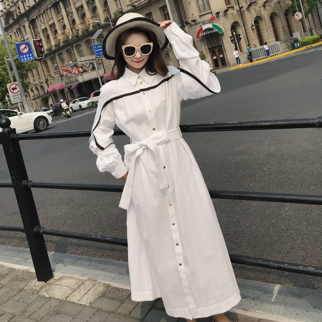 Photo Shoot Sweet Sense of Design CHIC Elegant Covered Edge Fold-down Collar Shirt Dress INS White Single Breasted Waist Hugging
Photo Shoot Sweet Sense of Design CHIC Elegant Covered Edge Fold-down Collar Shirt Dress INS White Single Breasted Waist Hugging