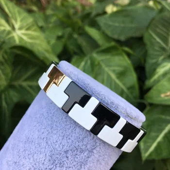 Simple Style Enamel Bracelet Black And White Handmade Bracelet Round For Ladies Men Fashion Jewelry Bracelet.
Simple Style Enamel Bracelet Black And White Handmade Bracelet Round For Ladies Men Fashion Jewelry Bracelet.