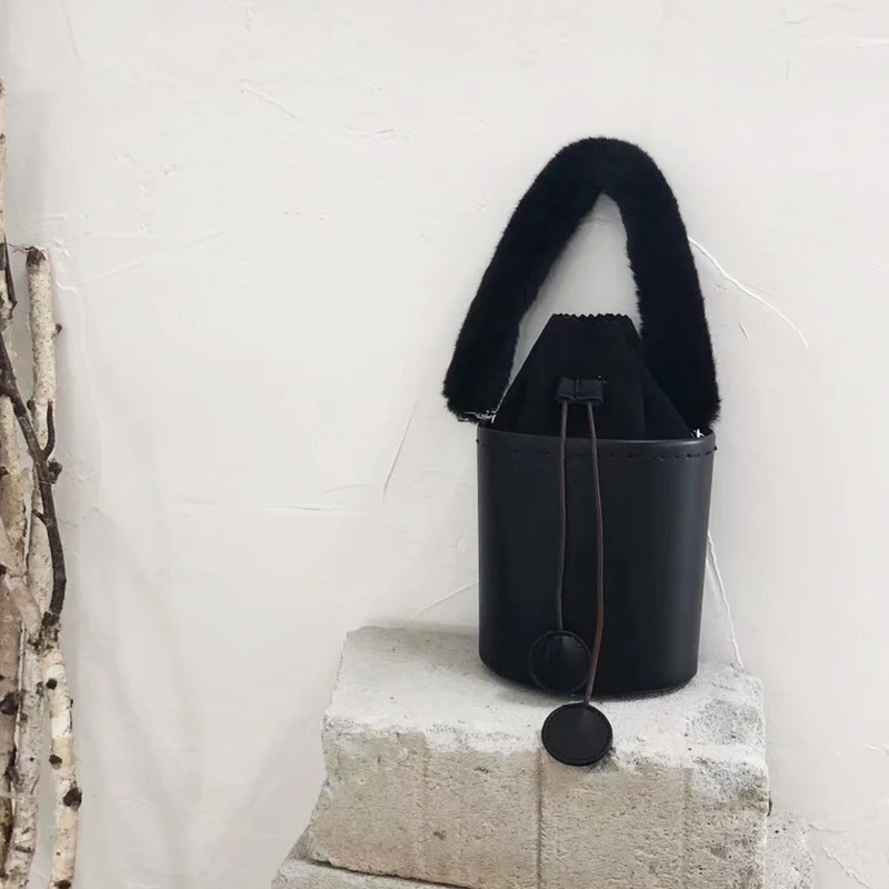 2019 Winter New Brand Ladies Mini Round Bucket Bag Korean Style Designer Bag Luxury Female Handbag Women Shoulder Bag Whole Sale
2019 Winter New Brand Ladies Mini Round Bucket Bag Korean Style Designer Bag Luxury Female Handbag Women Shoulder Bag Whole Sale