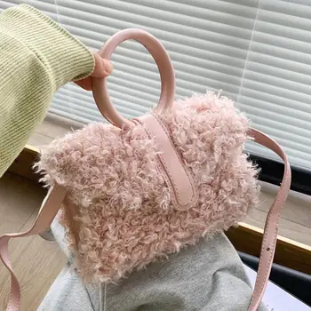 Soft Plush Women's Designer Handbag Square Crossbody bag 2020 Winter New Totes With Ring Handle Small Shoulder Messenger Bag
Soft Plush Women's Designer Handbag Square Crossbody bag 2020 Winter New Totes With Ring Handle Small Shoulder Messenger Bag