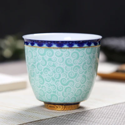 Blue and white porcelain tea cup large size in glaze color painted gold full flower cup retro style tea cup Master single Cup
Blue and white porcelain tea cup large size in glaze color painted gold full flower cup retro style tea cup Master single Cup