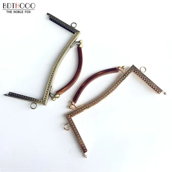 New 21.5cm 10pcs/lot DIY Metal Purse Frame Handle Bag Accessories Kiss Clasp Lock for Women Handle Clasp Handbag Sewing Frame
New 21.5cm 10pcs/lot DIY Metal Purse Frame Handle Bag Accessories Kiss Clasp Lock for Women Handle Clasp Handbag Sewing Frame