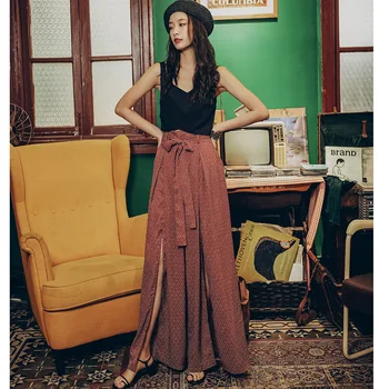 In the new film the seaside holiday retro split wide-legged pants pants of mop the floor
In the new film the seaside holiday retro split wide-legged pants pants of mop the floor