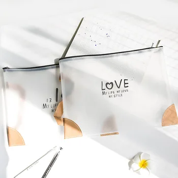 Plain transparent handbag simple font design combination A4 zipper large capacity durable delicate storage bag
Plain transparent handbag simple font design combination A4 zipper large capacity durable delicate storage bag