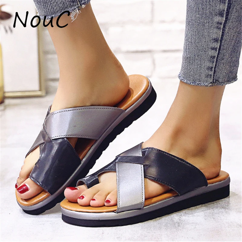 New Women Outdoor Floor Flat Shoes Summer Non-slip Flip Flops Bath Home Sandals Female Slipper Comfortable Zapatillas de hombre 
New Women Outdoor Floor Flat Shoes Summer Non-slip Flip Flops Bath Home Sandals Female Slipper Comfortable Zapatillas de hombre