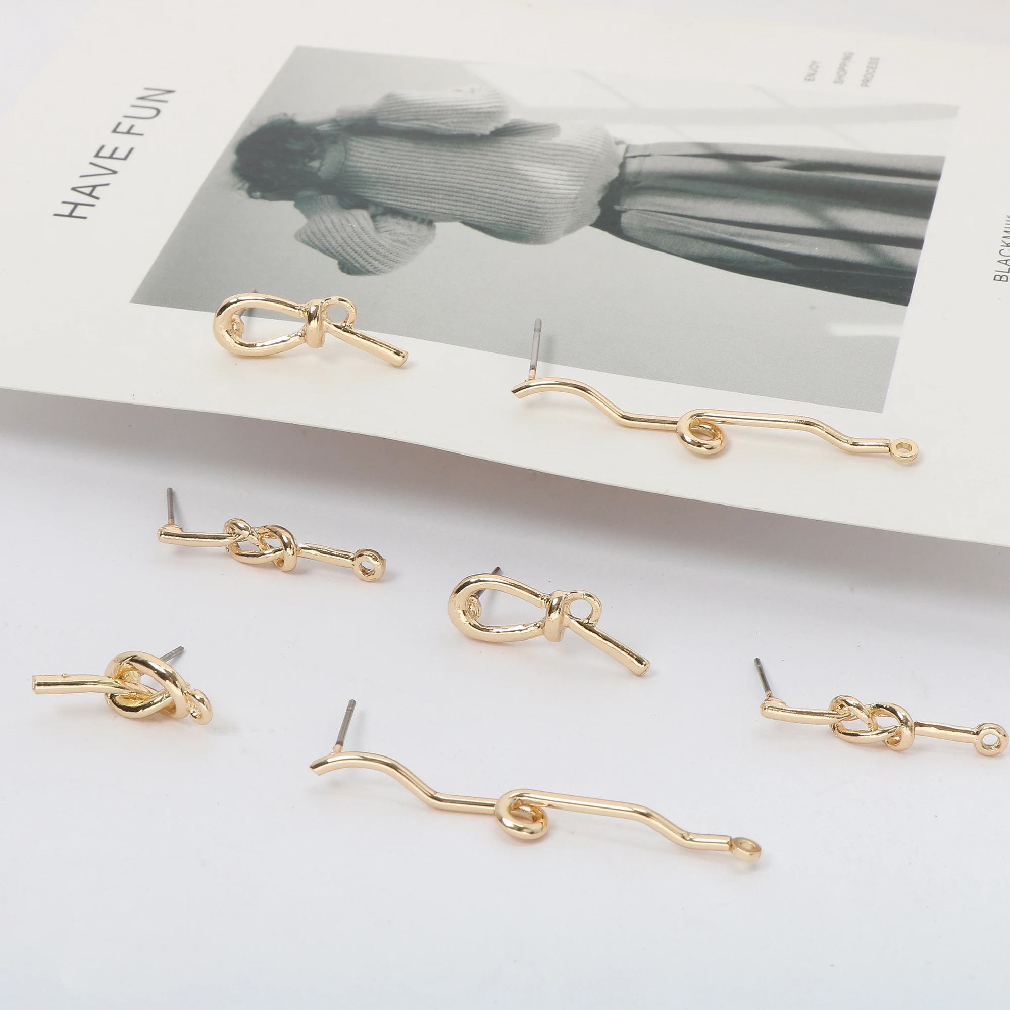 Europe and the United States set a simple line wavy twist alloy-eared nails DIY handmade jewelry earrings accessories material
Europe and the United States set a simple line wavy twist alloy-eared nails DIY handmade jewelry earrings accessories material
