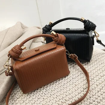 High Quality Women's Bag 2020 New Fashion Korean Style Women's Embroidery Thread Square Sling Bag Simple Retro Hand Shoulder Bag
High Quality Women's Bag 2020 New Fashion Korean Style Women's Embroidery Thread Square Sling Bag Simple Retro Hand Shoulder Bag