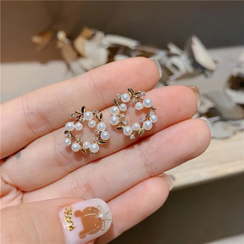 MENGJIQIAO New Elegant Hollow Pearl Flower Sweet Circle Stud Earrings For Women Fashion Cute Party Bijoux Brincos Jewelry Gifts
MENGJIQIAO New Elegant Hollow Pearl Flower Sweet Circle Stud Earrings For Women Fashion Cute Party Bijoux Brincos Jewelry Gifts