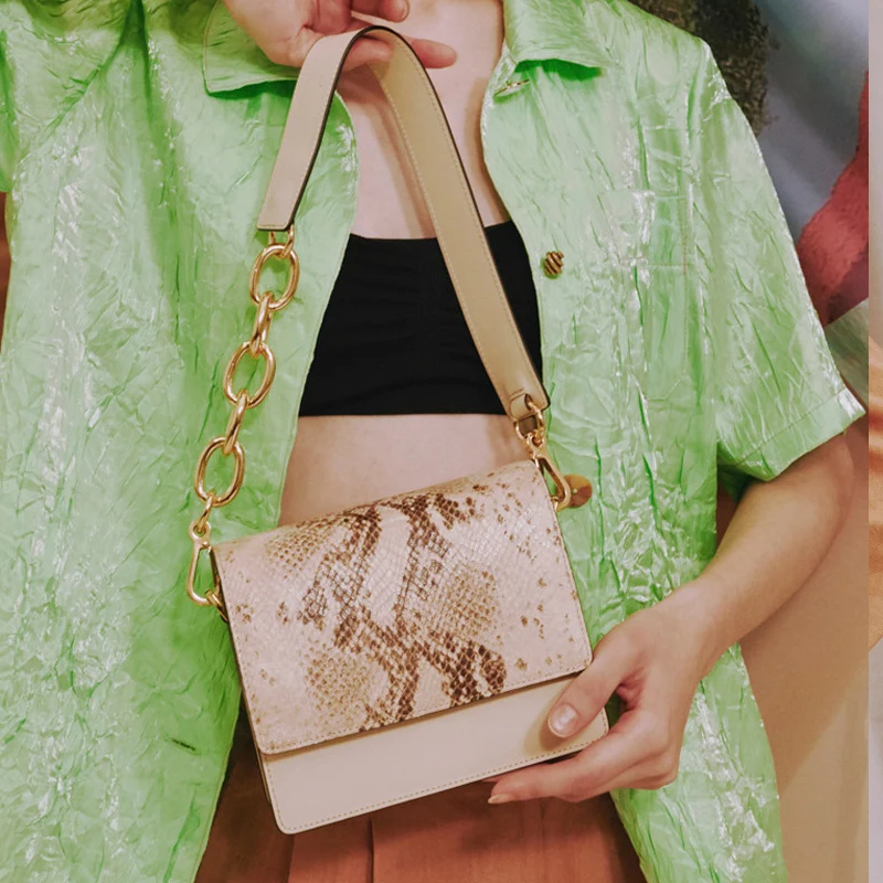 Retro Wide Shoulder Strap Serpentine Handbags for Women Thick Chain Crossbody Bags Women Leather Handbag Shoulder Bag Purse 2019
Retro Wide Shoulder Strap Serpentine Handbags for Women Thick Chain Crossbody Bags Women Leather Handbag Shoulder Bag Purse 2019