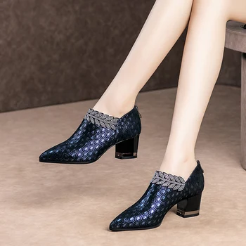 Elegant Sheepskin Mid-heel Women's Shoes With Thick Heels And Pointed Rhinestones Metal Decorative Oversized Women Single Shoes
Elegant Sheepskin Mid-heel Women's Shoes With Thick Heels And Pointed Rhinestones Metal Decorative Oversized Women Single Shoes