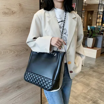 Hot selling chain women bag 2020 new ladies fashion large capacity shoulder messenger bag
Hot selling chain women bag 2020 new ladies fashion large capacity shoulder messenger bag