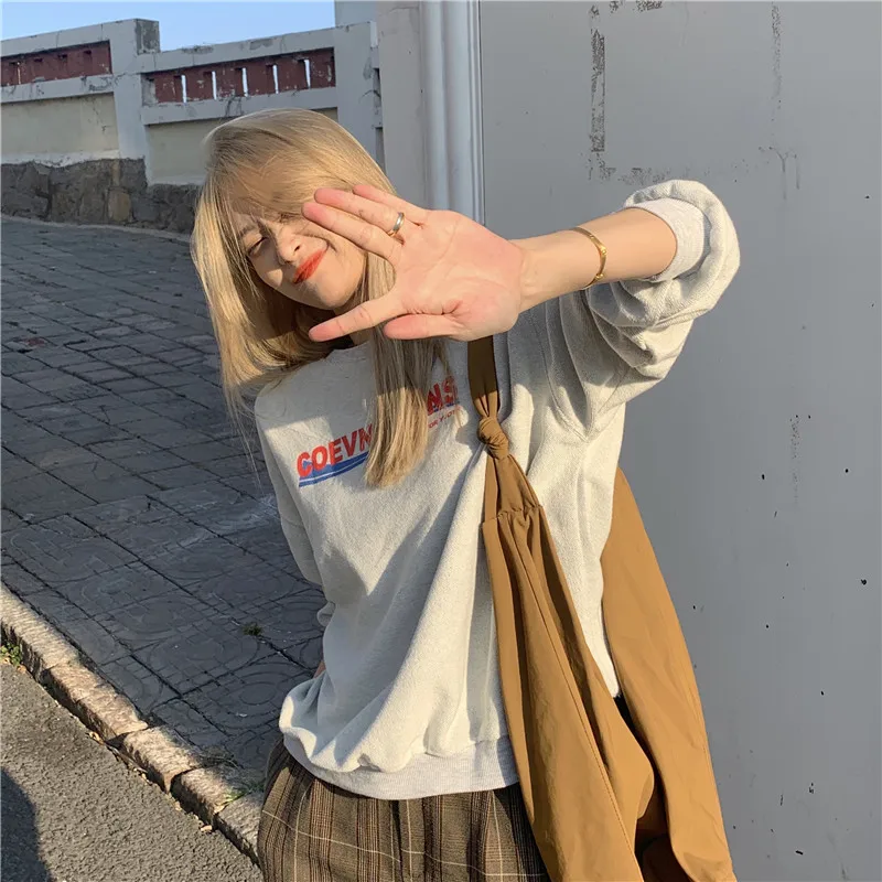 In the fall of 2020, the new popular Korean version of the loose letters are good-looking and all-match printed sweatershirts 
In the fall of 2020, the new popular Korean version of the loose letters are good-looking and all-match printed sweatershirts