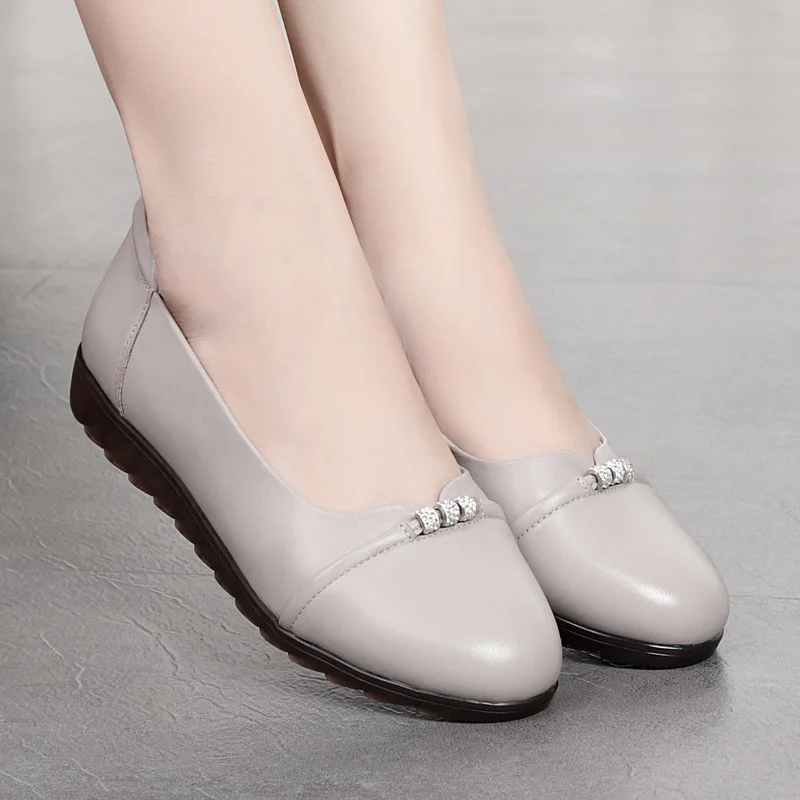 Mom Shoes Shoes Women's Genuine Leather Flat Heel Flat Soft Rubber Sole Low-Cut Middle-aged WOMEN'S Shoes Large Size WOMEN'S Lea 
Mom Shoes Shoes Women's Genuine Leather Flat Heel Flat Soft Rubber Sole Low-Cut Middle-aged WOMEN'S Shoes Large Size WOMEN'S Lea