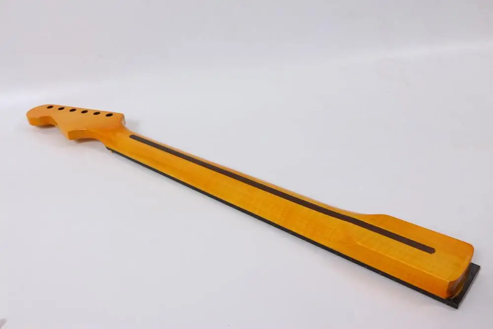 one right Electric guitar neck flame maple made 25.5" maple color Bolt on maple fingerboard fine quality 22 fret
one right Electric guitar neck flame maple made 25.5" maple color Bolt on maple fingerboard fine quality 22 fret