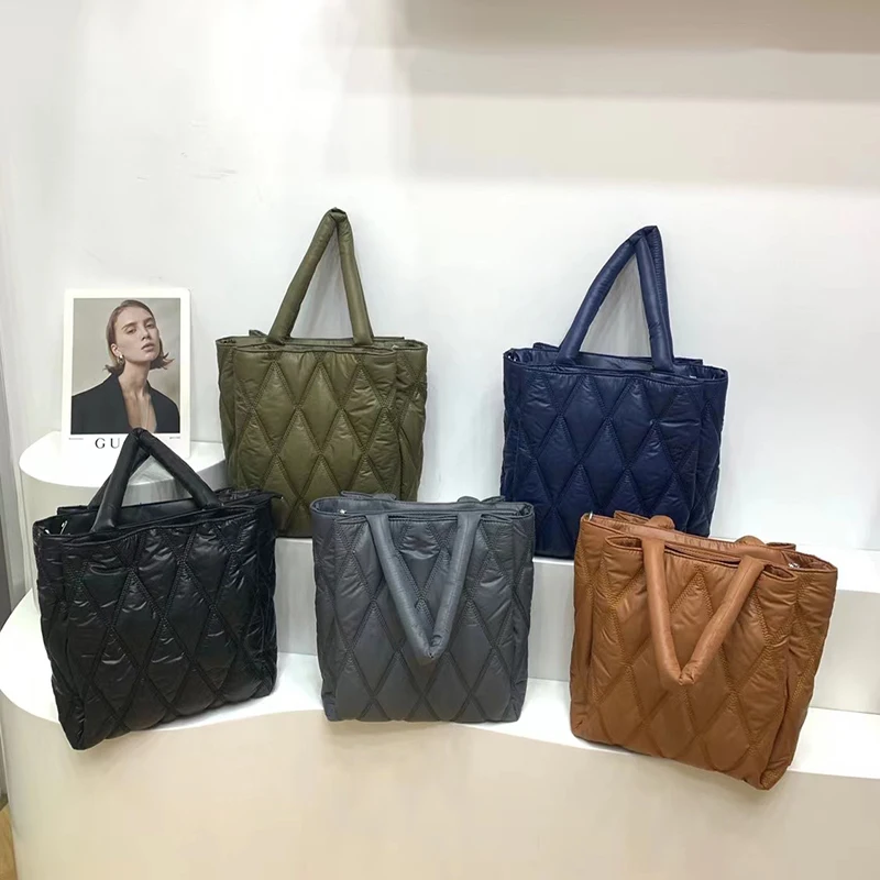 Fashion Large Tote Padded Handbags Designer Quilted Women Shoulder Bags Luxury Down Cotton Crossbody Bag Winter Purse 2022
Fashion Large Tote Padded Handbags Designer Quilted Women Shoulder Bags Luxury Down Cotton Crossbody Bag Winter Purse 2022