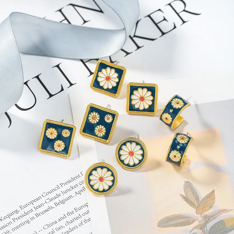 Classic Vintage 2020 New Earrings Women Jewelry Fashionable Relief Daisy Flowers Ear Dress Accessories
Classic Vintage 2020 New Earrings Women Jewelry Fashionable Relief Daisy Flowers Ear Dress Accessories