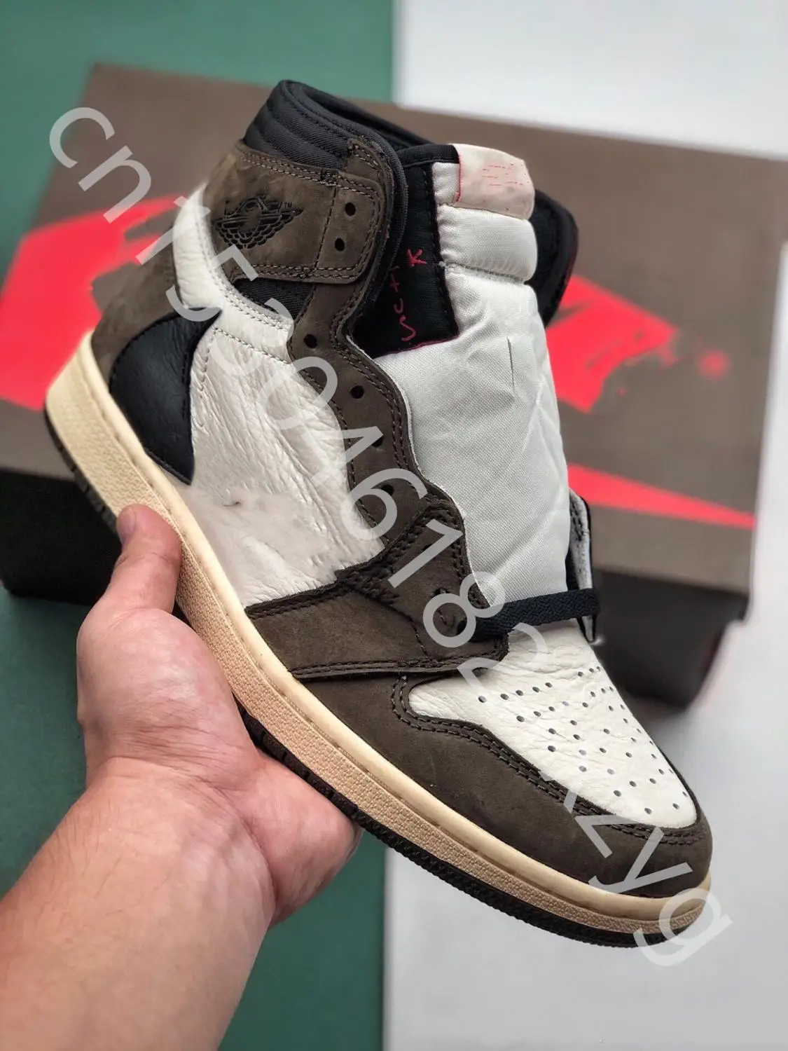 2020 brand Update Travis Scottis X Basketball Shoes 1 High Og Suede Fashion Unique Designer Bronze Black Mens Sports Shoes
2020 brand Update Travis Scottis X Basketball Shoes 1 High Og Suede Fashion Unique Designer Bronze Black Mens Sports Shoes