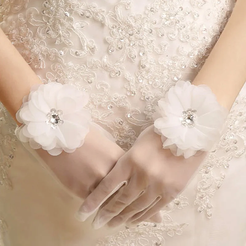 Bride Wedding Dress Gloves Short Transparent Tulle Flower Seam Drilling Sequin Hand Cuff S057 Factory Price
Bride Wedding Dress Gloves Short Transparent Tulle Flower Seam Drilling Sequin Hand Cuff S057 Factory Price