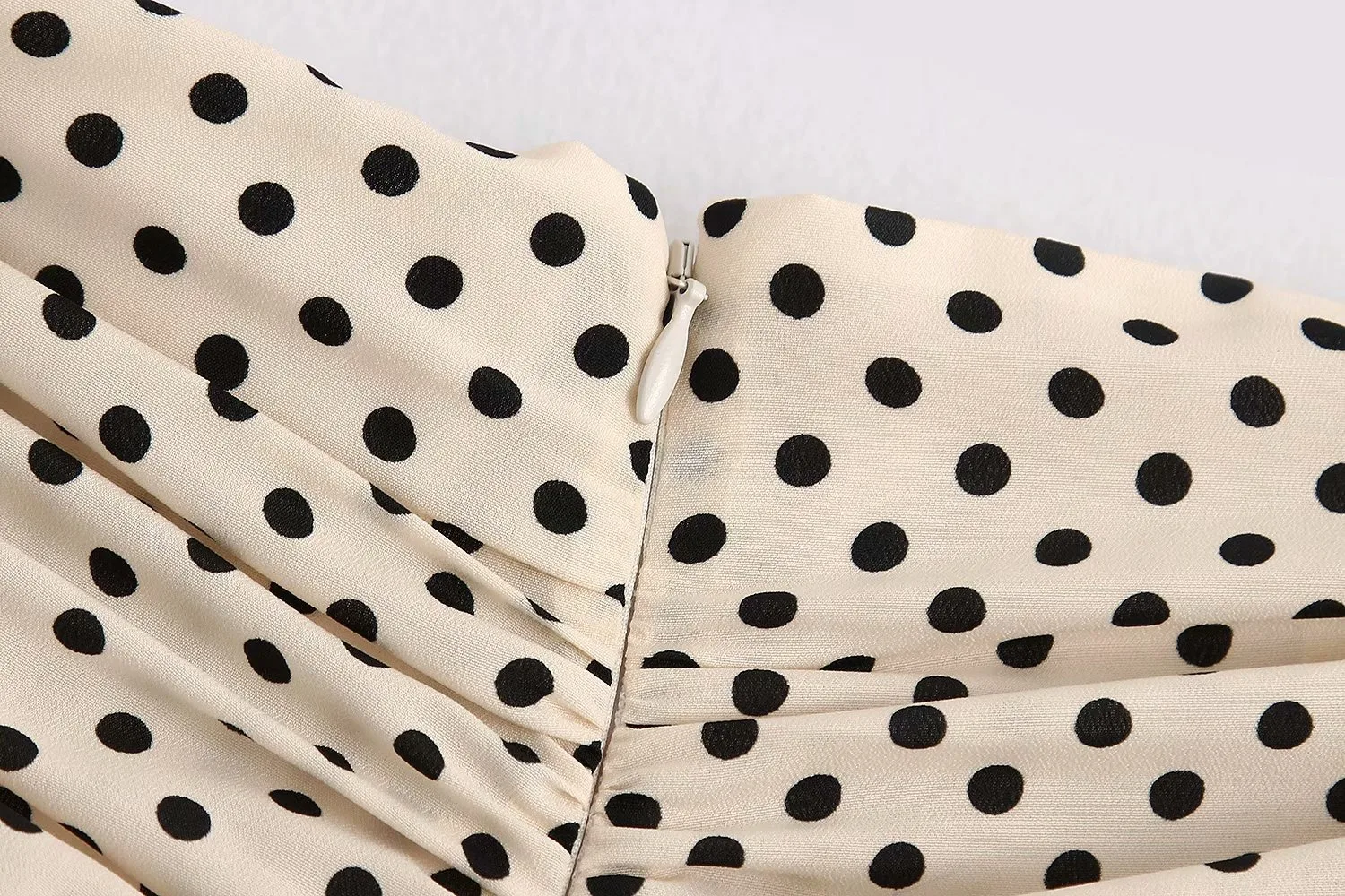 2020 new women summer vanilla polka dot High-waisted mini skirt Ruching detail Ruffled hem Back hidden in-seam zip closure skirt 2020 new women summer vanilla polka dot High-waisted mini skirt Ruching detail Ruffled hem Back hidden in-seam zip closure skirt