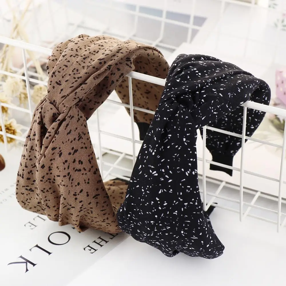 Korean version of the ins net red dot wide side knotted cross hair band fabric solid color wild headdress hairpin lady
Korean version of the ins net red dot wide side knotted cross hair band fabric solid color wild headdress hairpin lady