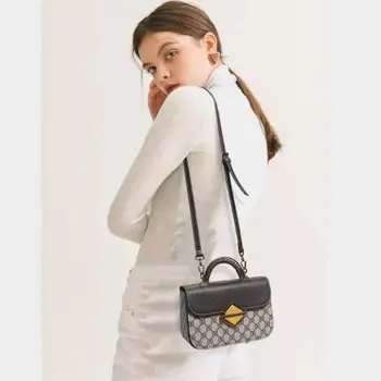 

2019 New Simple Oblique Spin Pack Small Square Pack Women's Fashion Single Shoulder Bag Retro HandbagsAAA020