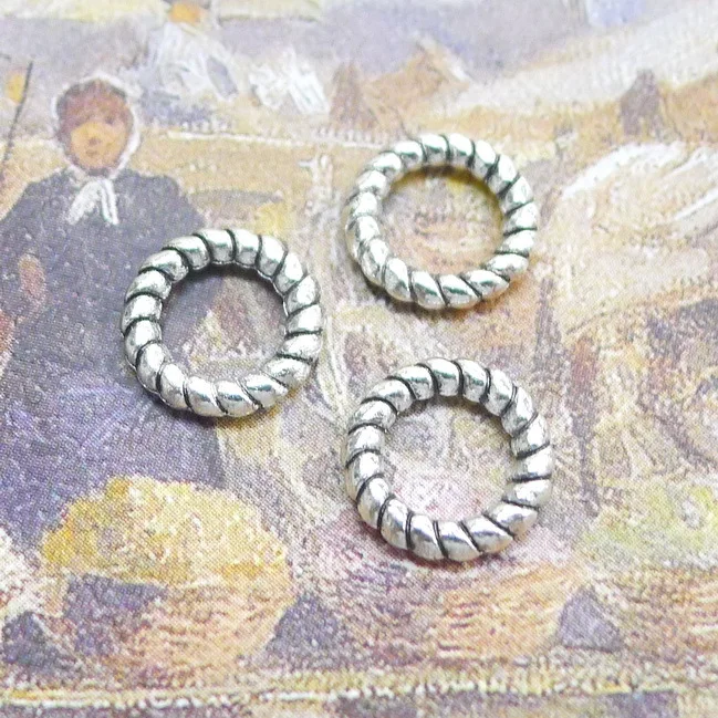 50pcs/Lot 10x1.5x6mm Round circle charm Antique Silver Color Pendants for DIY Making Handmade Jewelry
50pcs/Lot 10x1.5x6mm Round circle charm Antique Silver Color Pendants for DIY Making Handmade Jewelry