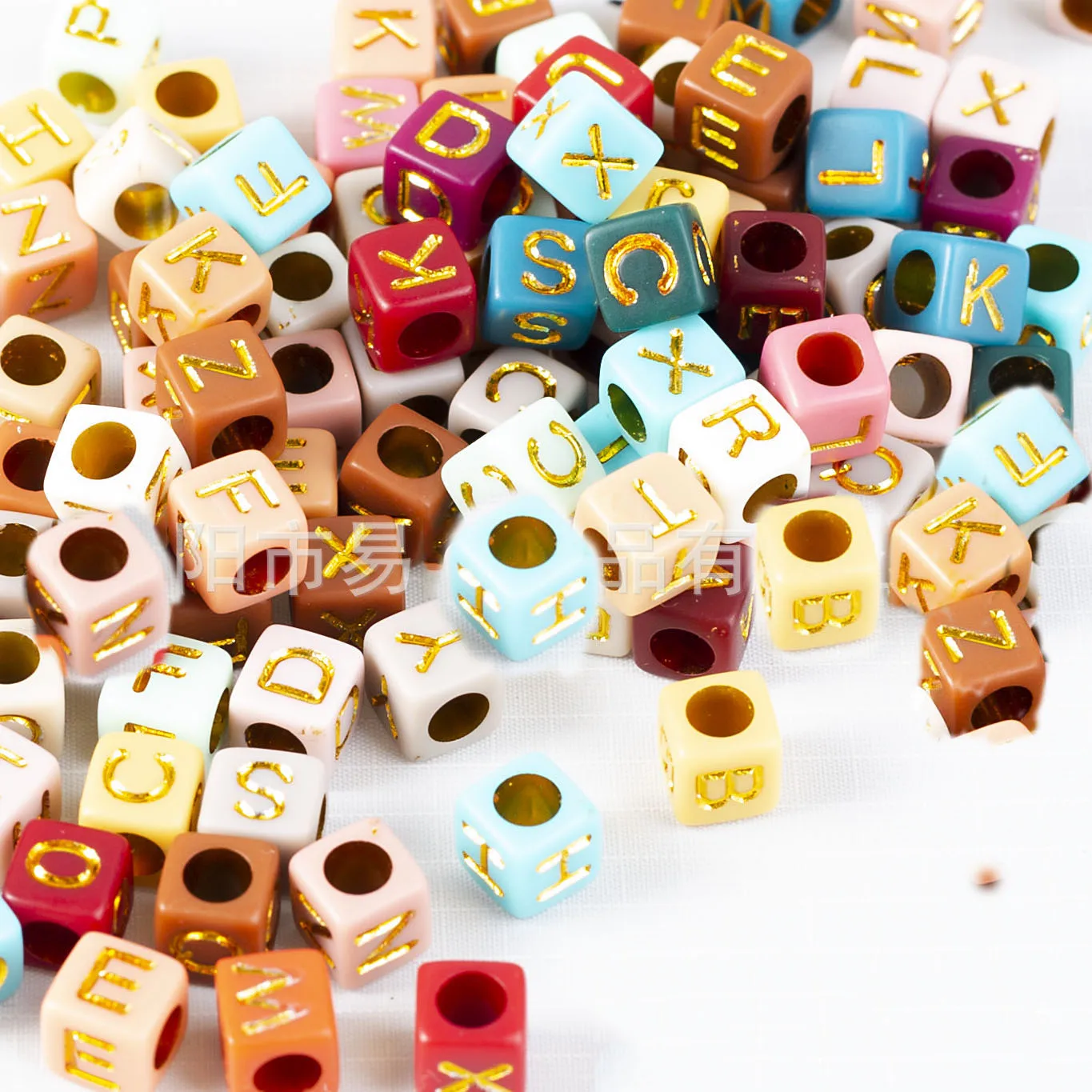 3000 шт., акриловые бусины в виде букв, 6 х6 мм
3000 шт., акриловые бусины в виде букв, 6 х6 мм