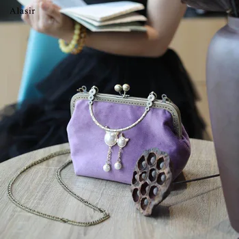 Alasir Chinese Style 20cm Pearl Hand-held Diagonal Chinese Style Retro Dinner Frame Bag Ancient Cheongsam Bag Elegant Velvet Bag
Alasir Chinese Style 20cm Pearl Hand-held Diagonal Chinese Style Retro Dinner Frame Bag Ancient Cheongsam Bag Elegant Velvet Bag
