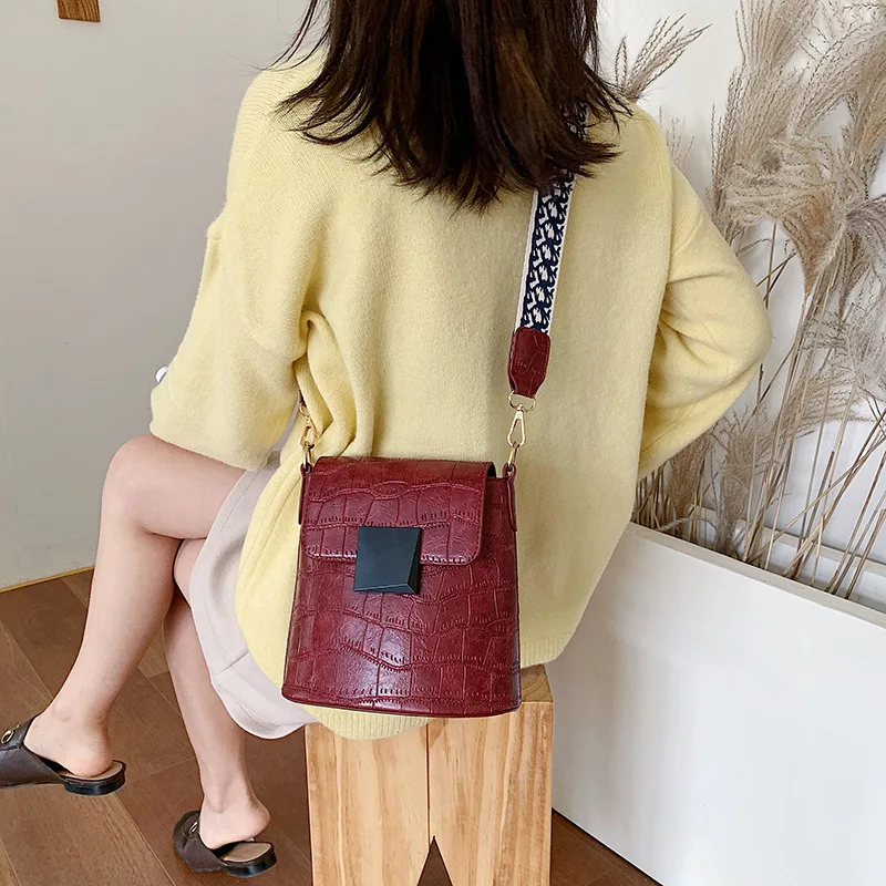 2019 New Style Crocodile Pattern Embossed Bucket Bag Black Series Square Lock Shoulder WOMEN'S Bag
2019 New Style Crocodile Pattern Embossed Bucket Bag Black Series Square Lock Shoulder WOMEN'S Bag