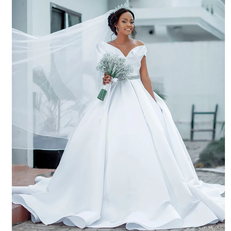 Фото Роскошные Простая белая линия атласные свадебные платья с v-образным вырезом
