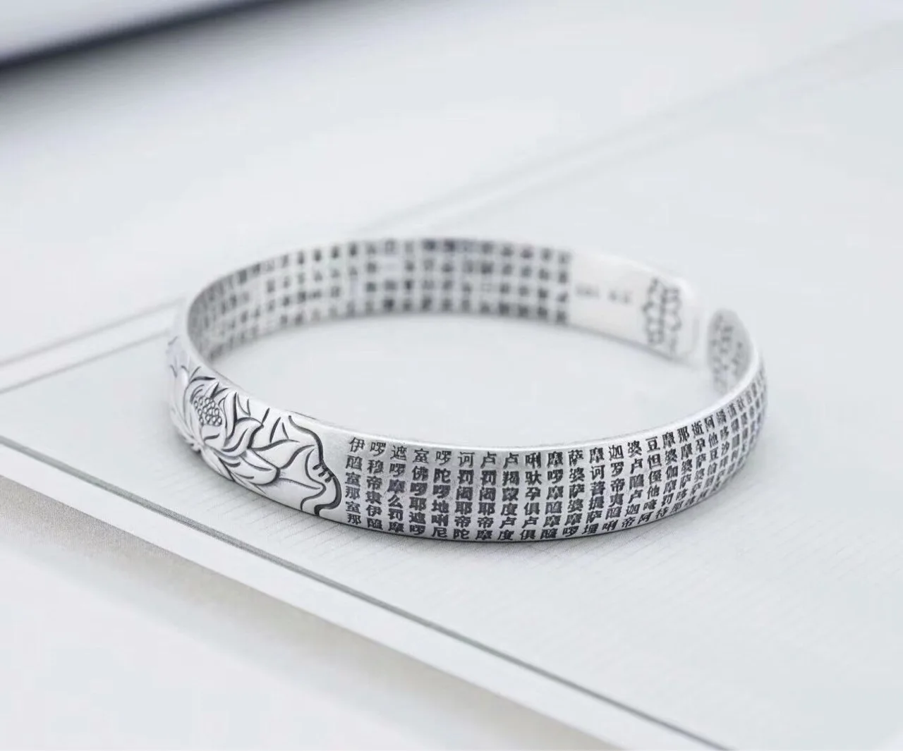 999 Sterling Silver Bracelet Women's Adjustable Compassion Lotus Heart Sutra Silver Bracelet Silver Pure Silver Scriptures Brace
999 Sterling Silver Bracelet Women's Adjustable Compassion Lotus Heart Sutra Silver Bracelet Silver Pure Silver Scriptures Brace