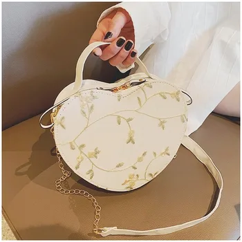 New small bag female new Korean version of the wild girl messenger bag lace shoulder portable heart-shaped bag 
New small bag female new Korean version of the wild girl messenger bag lace shoulder portable heart-shaped bag