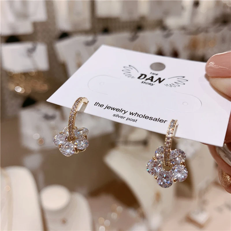 Exquisite Crystal Flowers Dangle Earrings for Women Designer Creativity Luxury Jewelry Inlay High Quality AAA Zircon Banquet
Exquisite Crystal Flowers Dangle Earrings for Women Designer Creativity Luxury Jewelry Inlay High Quality AAA Zircon Banquet