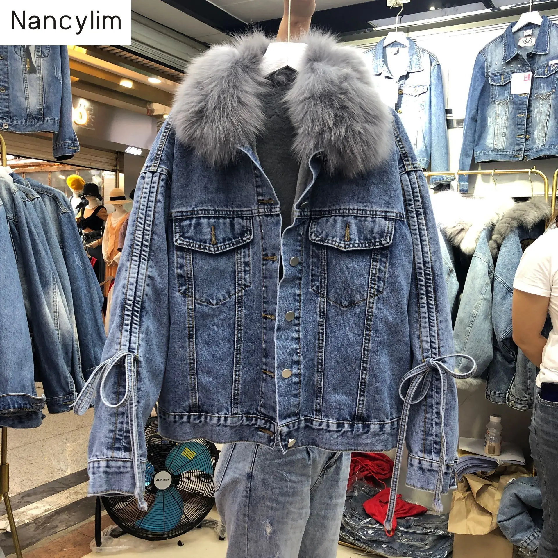 Real Fur Collar Plus Thicken Denim Jacket Girls Lady Winter Coat New Short Thick Warm Cotton Coats Casacos De Inverno Feminino 
Real Fur Collar Plus Thicken Denim Jacket Girls Lady Winter Coat New Short Thick Warm Cotton Coats Casacos De Inverno Feminino