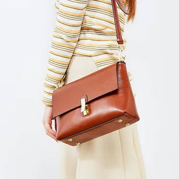 Women's designer luxury handbag 2020 fashion new high quality oil wax leather women's handbag Buckle Shoulder Messenger Bag
Women's designer luxury handbag 2020 fashion new high quality oil wax leather women's handbag Buckle Shoulder Messenger Bag