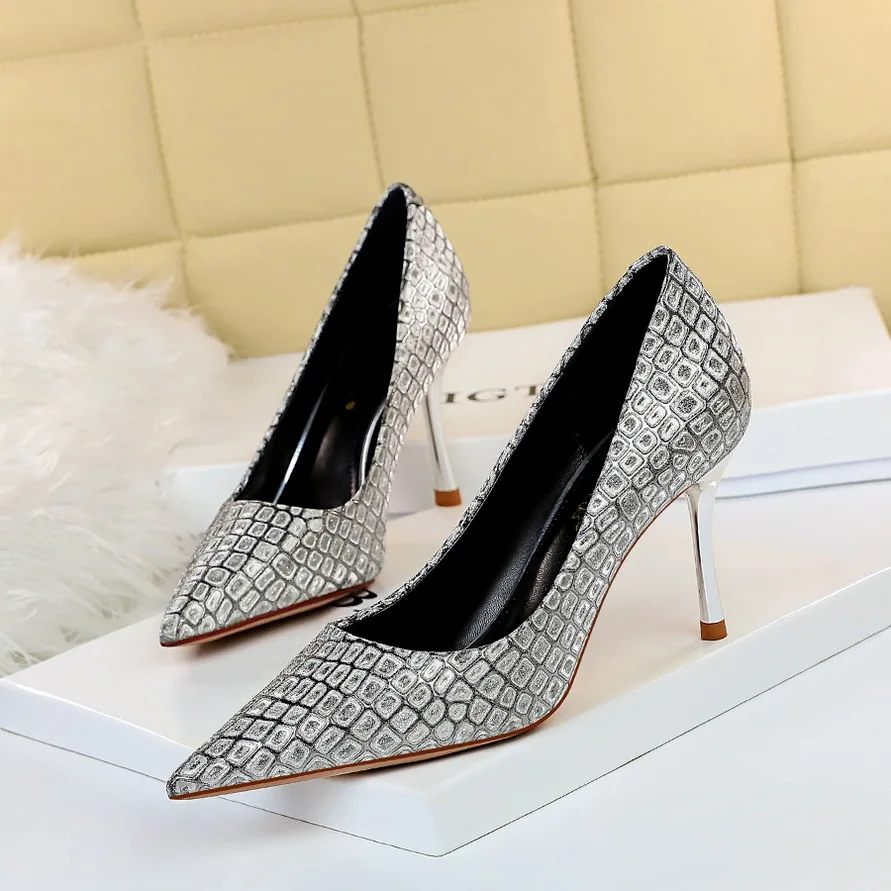 Модные пикантные туфли в европейском и американском стиле для ночного клуба; Туфли на тонком металлическом каблуке с закрытым острым носком и блестками
Модные пикантные туфли в европейском и американском стиле для ночного клуба; Туфли на тонком металлическом каблуке с закрытым острым носком и блестками