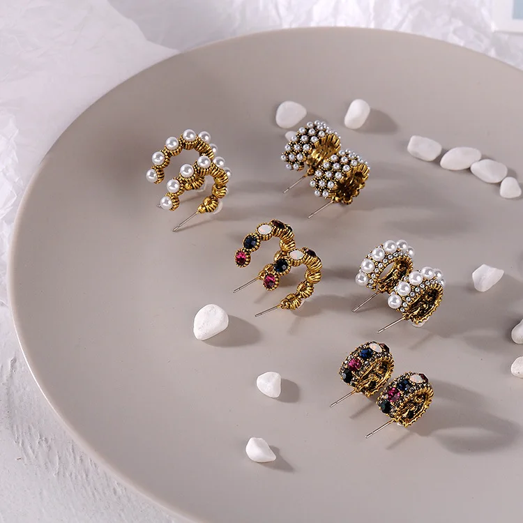 Jewelry New Semicircle Vintage Metal Women Fashion Colorful Imitation Pearls Gold Color Earrings Curved Small Hoop Rhinestone
Jewelry New Semicircle Vintage Metal Women Fashion Colorful Imitation Pearls Gold Color Earrings Curved Small Hoop Rhinestone