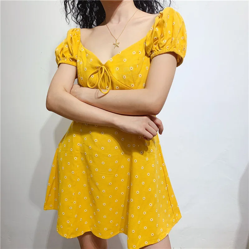 French Retro Chiffion Dresses Small Daisies Yellow Sweet High Street Square Neck Puff Sleeve Dress Women
French Retro Chiffion Dresses Small Daisies Yellow Sweet High Street Square Neck Puff Sleeve Dress Women