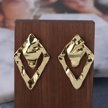 European and American fashion temperament smooth wavy golden leaves geometric detachable personality earrings girls
European and American fashion temperament smooth wavy golden leaves geometric detachable personality earrings girls
