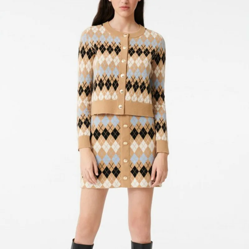 3 Piece Set Women 2020 Spring Vintage Rhombus Plaid Short Sleeve KNit Top Shirt + Sweater Cardigan+ Mini Bodycon Skirt Suit set
3 Piece Set Women 2020 Spring Vintage Rhombus Plaid Short Sleeve KNit Top Shirt + Sweater Cardigan+ Mini Bodycon Skirt Suit set