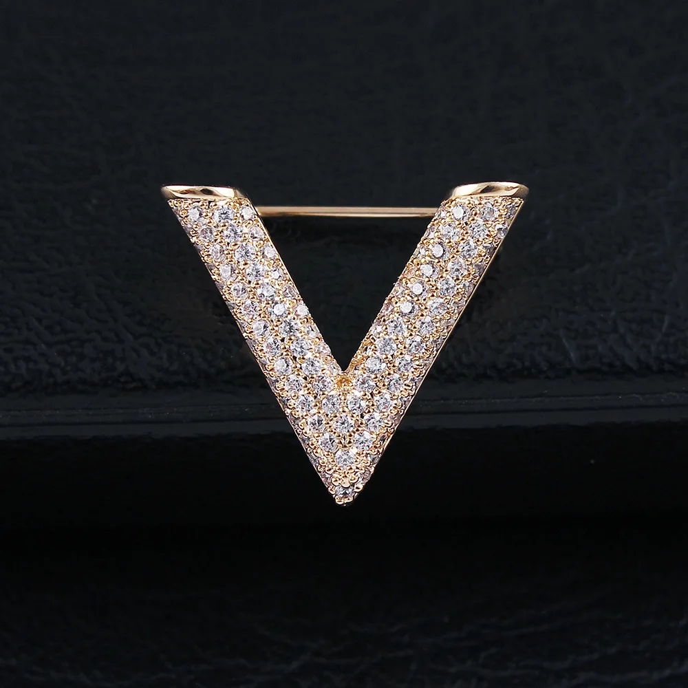 

New Style Crystal V Men Brooch Brooch Gold Plated Micro Zircon Top Grade Lettered Corsage Accessories