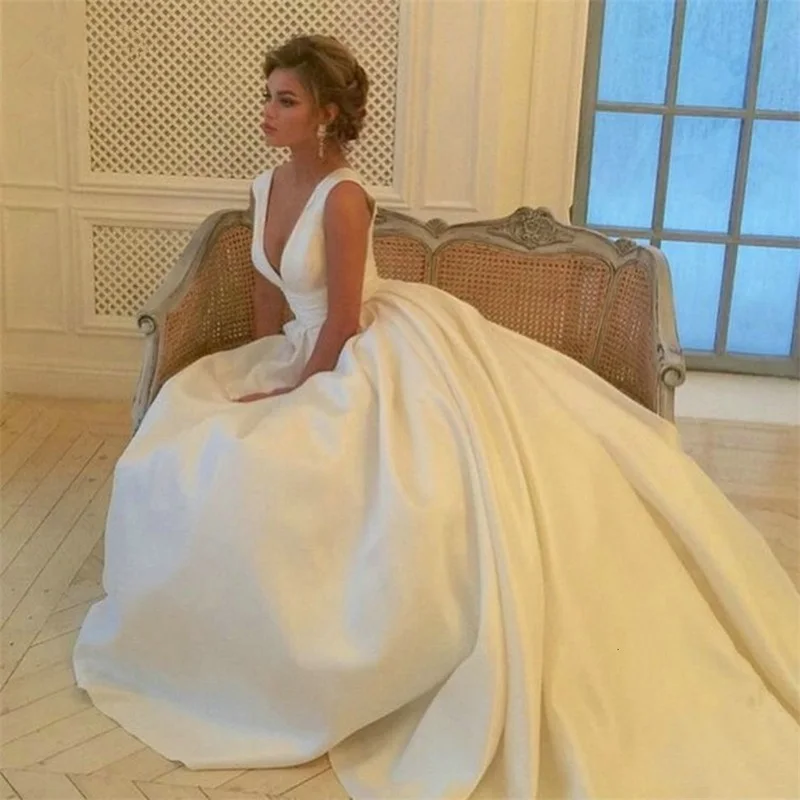 2020 vestidos de novia V-Neck Wedding Gowns Sleeveless Satin Princess Bridal Dress Long Ball Gown Chapel Train Wedding Dresses
2020 vestidos de novia V-Neck Wedding Gowns Sleeveless Satin Princess Bridal Dress Long Ball Gown Chapel Train Wedding Dresses