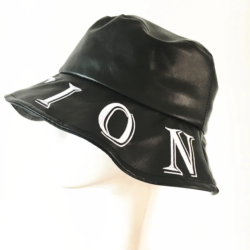 Женская винтажная кожаная шляпа-горшок с вышивкой и надписью, осенне-зимний повседневный комплект, черная Рыбацкая шляпа из искусственной кожи, Солнцезащитная шляпа 
Женская винтажная кожаная шляпа-горшок с вышивкой и надписью, осенне-зимний повседневный комплект, черная Рыбацкая шляпа из искусственной кожи, Солнцезащитная шляпа