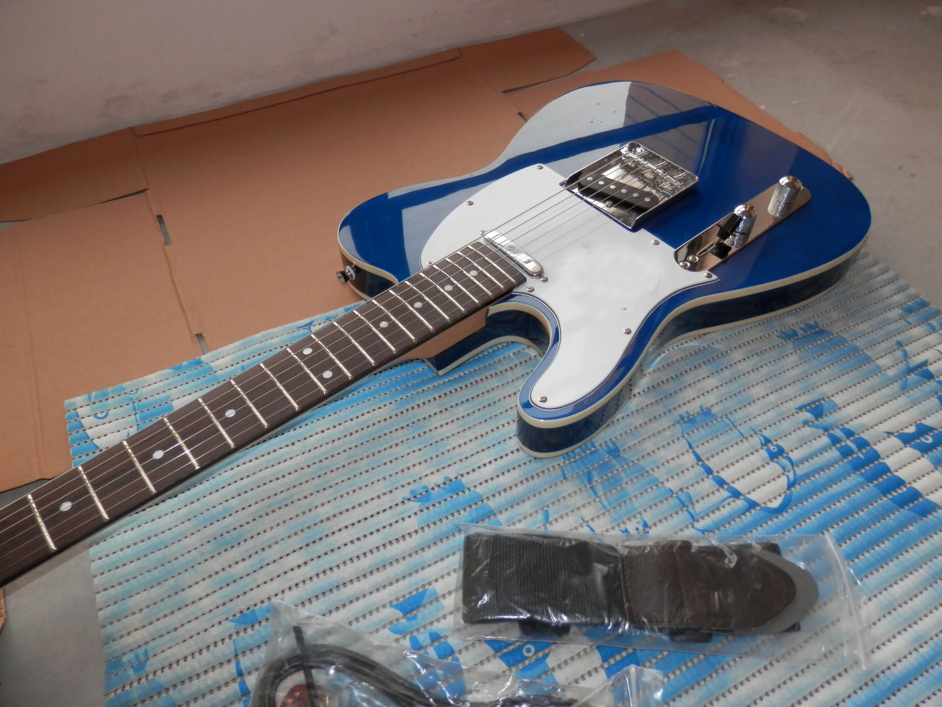 Top quality blue color lefthand TL electric guitar Guitar body double bread binding Free shipping 11yue12
Top quality blue color lefthand TL electric guitar Guitar body double bread binding Free shipping 11yue12