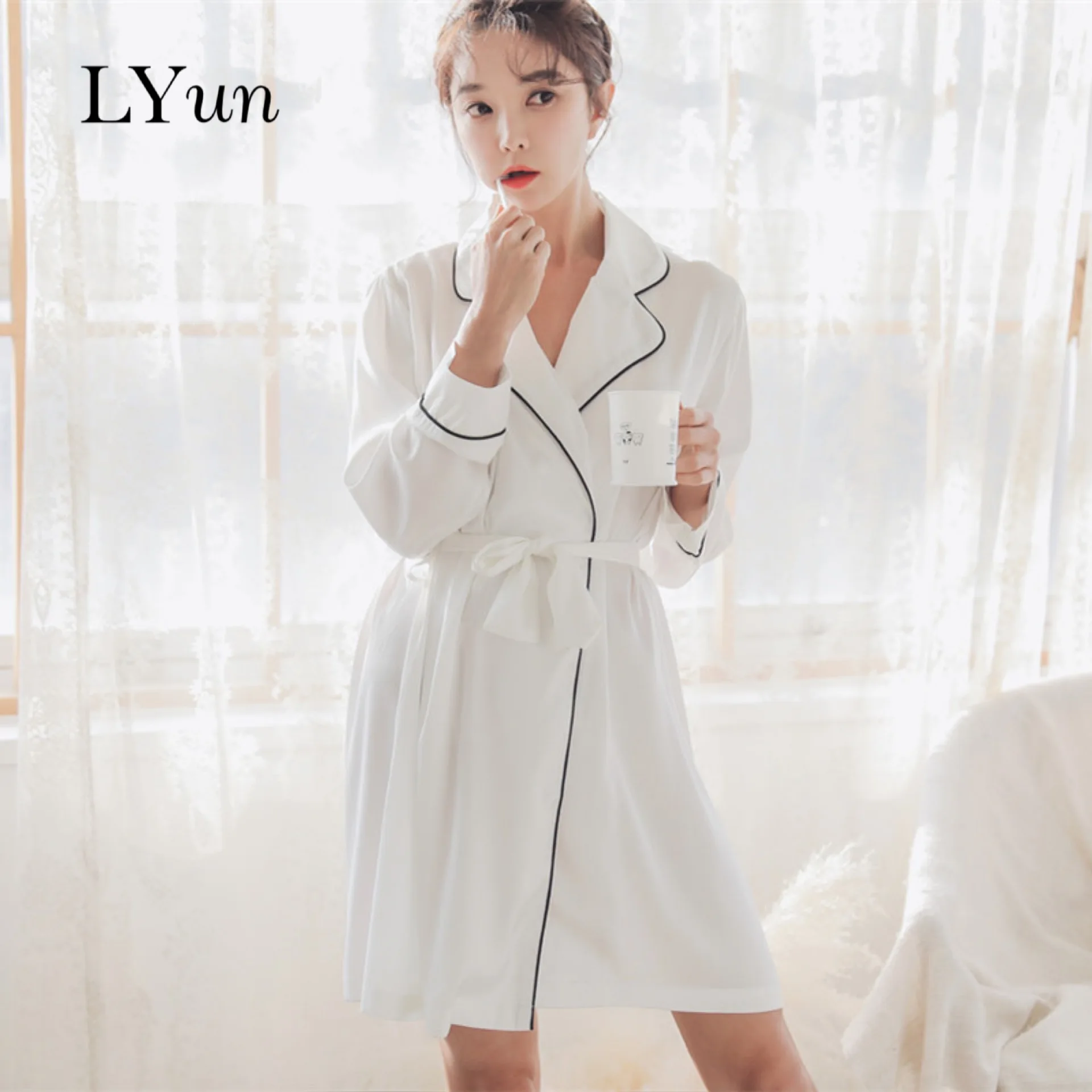 

LYun Sexy ladies nightgown morning gown long sleeves lace noble ladies nightgown bathrobe ice silk satin home service 2020 new