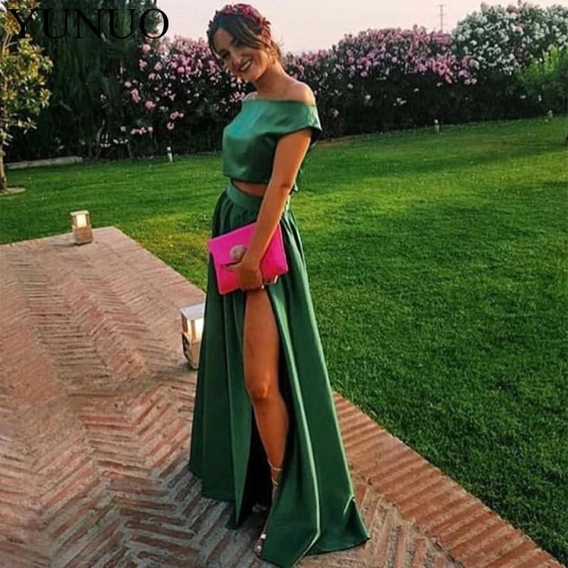 Фото Женское атласное платье с разрезом сбоку зеленое из двух предметов для